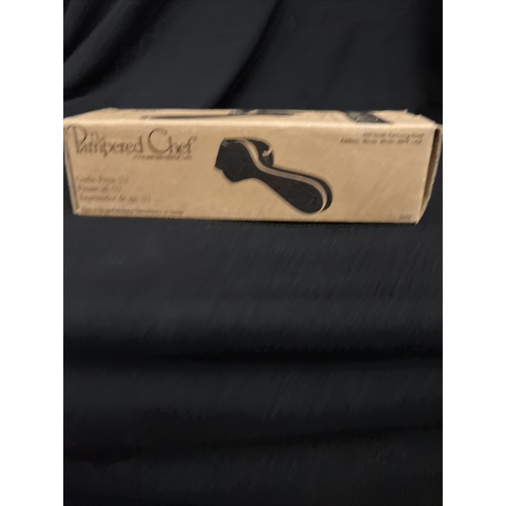 Pampered Chef Garlic Press Open Box Cleaning Tool Included - Picture 4 of 4